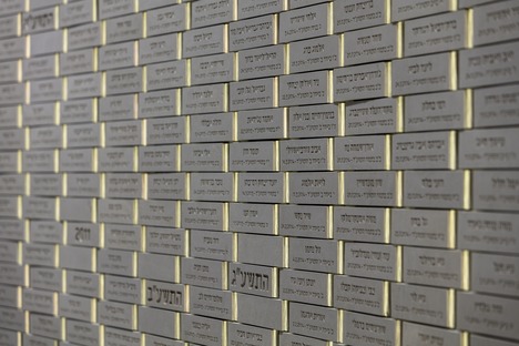 Le mémorial du Mont Herzl en briques d’aluminium de Kimmel Eshkolot Architects 
