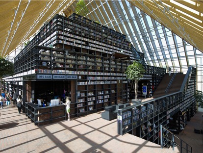 Une pyramide de livres en verre et bois lamellé-collé signée MVRDV


