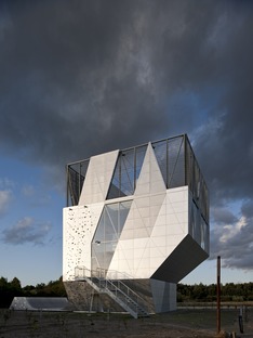 Dorte Mandrup construit une mini tour du sport caractérisée par une façade en aluminium  
