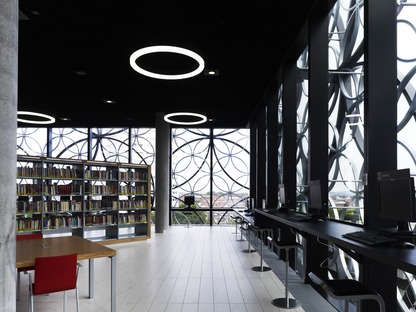 La façade de cercles métalliques de la bibliothèque de Birmingham de Mecanoo


