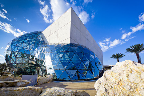 Béton et sphère d’acier et de verre pour le Musée Dali de St. Petersburg en Floride par HOK