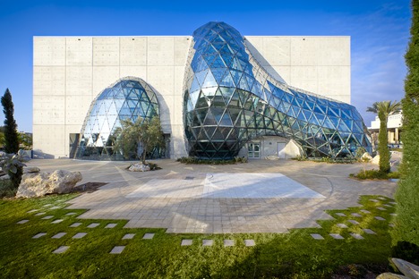 Béton et sphère d’acier et de verre pour le Musée Dali de St. Petersburg en Floride par HOK