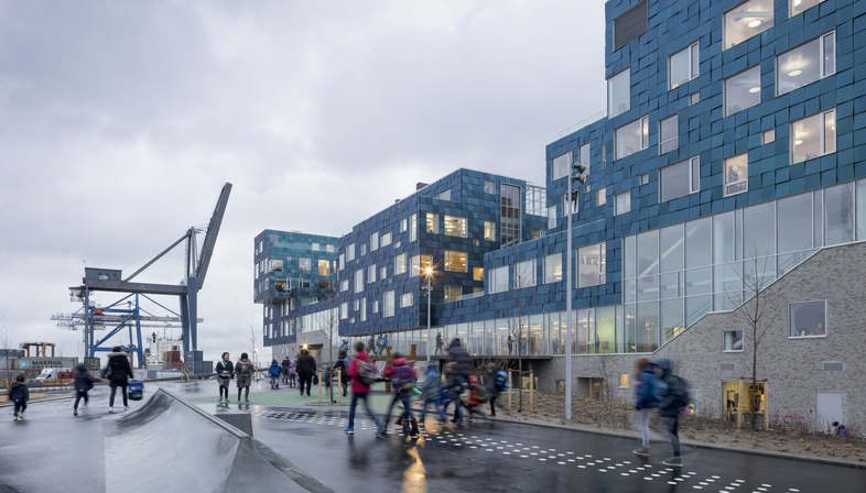 L’école internationale de Copenhague et sa façade en panneaux solaires signée C.F. Møller Architects
