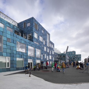 L’école internationale de Copenhague et sa façade en panneaux solaires signée C.F. Møller Architects
