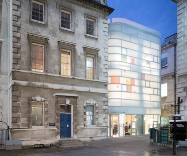 Steven Holl réalise à Londres le Maggie's Centre Barts, un ouvrage en béton, verre et bambou 
