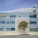 La nouvelle façade en vitrage façonné du siège social de Gores Group HQ en Californie est signée Belzberg Architects
