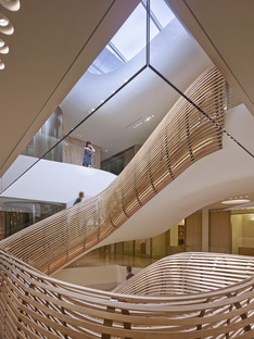 La nouvelle façade en vitrage façonné du siège social de Gores Group HQ en Californie est signée Belzberg Architects

