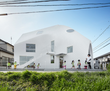 Le cabinet MAD réalise à Okazaki une école maternelle en bois et en tuiles d’asphalte
