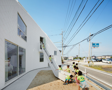 Le cabinet MAD réalise à Okazaki une école maternelle en bois et en tuiles d’asphalte
