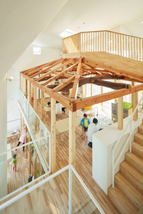 Le cabinet MAD réalise à Okazaki une école maternelle en bois et en tuiles d’asphalte
