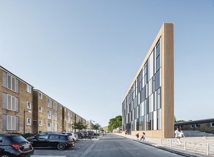 La bibliothèque de Tingbjerg, un projet de COBE caractérisé par une façade en baguettes de briques 
