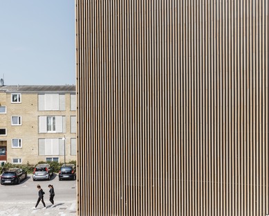 La bibliothèque de Tingbjerg, un projet de COBE caractérisé par une façade en baguettes de briques 

