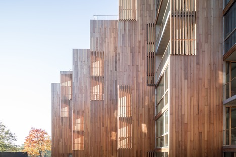 Revêtement en bois de cèdre pour les appartements du 79&Park réalisé par BIG dans le quartier Gärdet de Stockholm  
