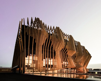 Le Showpalast en bois et en verre de GRAFT Architekten

