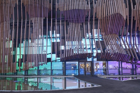 Le Showpalast en bois et en verre de GRAFT Architekten
