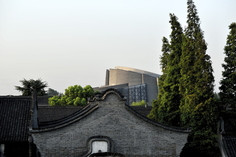 Kris Yao réalise à Wuzhen un théâtre de briques, d’acier et de verre 

