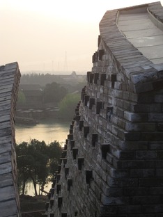 Kris Yao réalise à Wuzhen un théâtre de briques, d’acier et de verre 
