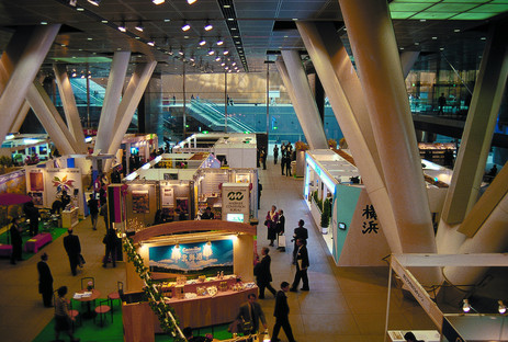 Arcs caténaires inversés pour le Tokyo International Forum de Viñoly.
