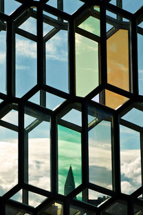Une façade 3D en verre et en acier pour l’Harpa de Reykjavik
