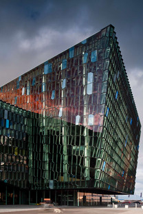 Une façade 3D en verre et en acier pour l’Harpa de Reykjavik

