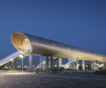 La gare de Køge Nord : un tunnel d’acier habillé de bois et d’aluminium
