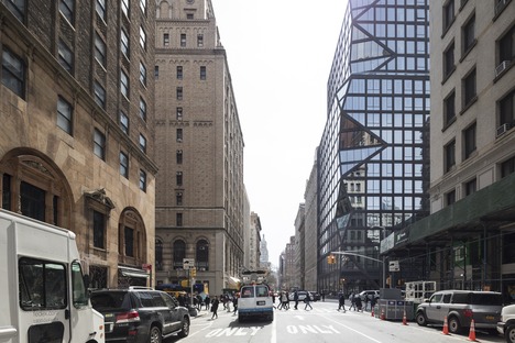 OMA signe à Manhattan un bâtiment en verre et en béton noir
