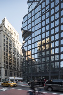OMA signe à Manhattan un bâtiment en verre et en béton noir
