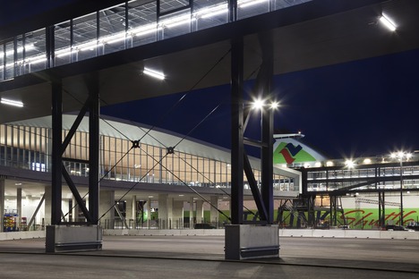 Le cabinet PES architects signe la West Terminal d’Helsinki, un terminal de ferries en acier et en béton

