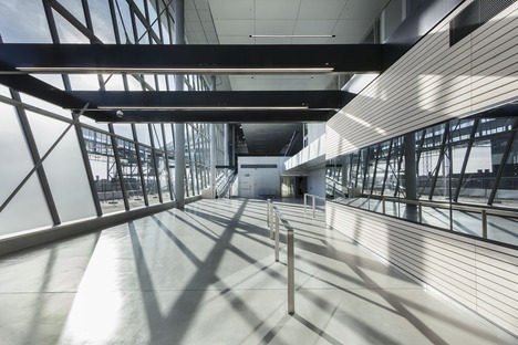 Le cabinet PES architects signe la West Terminal d’Helsinki, un terminal de ferries en acier et en béton

