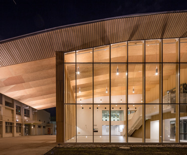 Structure en bois pour l’ICU phisical center de Kengo Kuma