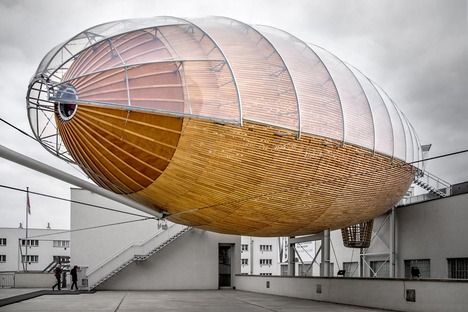 Gulliver : un auditorium en bois, acier et plexiglas à Prague
