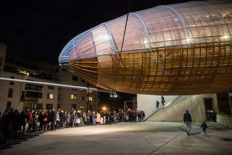 Gulliver : un auditorium en bois, acier et plexiglas à Prague
