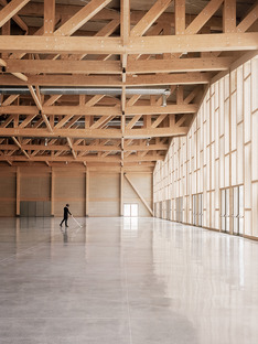 Le palais des congrès d’Agordo en bois lamellé-collé et en poutres de bois en treillis 
