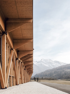 Le palais des congrès d’Agordo en bois lamellé-collé et en poutres de bois en treillis 
