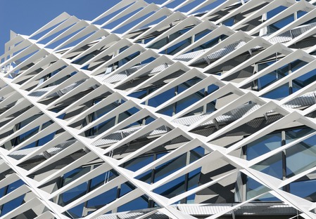 Brise-soleil fixe en aluminium pour l’AGORA de Behnisch Architekten


