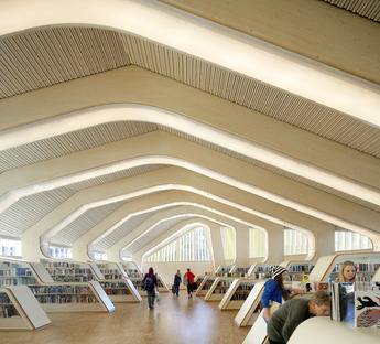 Bibliothèque en bois lamellé-collé signée Helen & Hard architects à Vennesla

