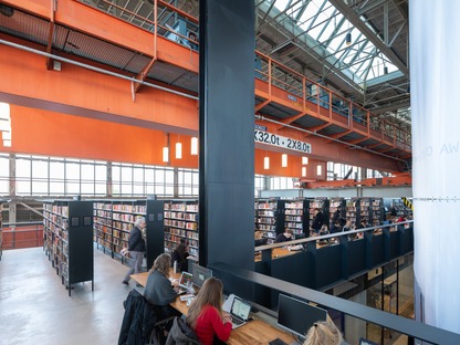 L’intérieur de la bibliothèque mécanique locHal de Mecanoo
