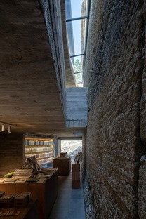 TAO Architects : béton et acier pour la restructuration et la transformation d’une maison en librairie
