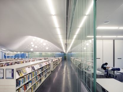 Façade en verre avec éléments photosensibles pour la bibliothèque Springdale de RDHA
