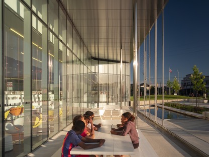 Façade en verre avec éléments photosensibles pour la bibliothèque Springdale de RDHA