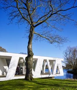 Henning Larsen réalise une galerie en béton armé sur les rives d’un lac 
