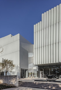 Le musée Nancy et Rich Kinder et sa façade en verre et en acrylique multicouche
