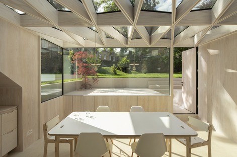 Tsuruta Architects signe un petit bijou en bois et en verre dans l’écrin d’un jardin

