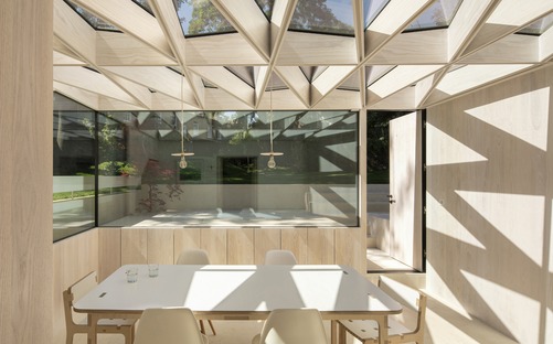 Tsuruta Architects signe un petit bijou en bois et en verre dans l’écrin d’un jardin
