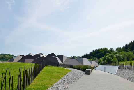 Le cabinet Enola architects signe une piscine couverte avec une structure en acier et en aluminium
