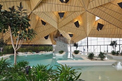 Le cabinet Enola architects signe une piscine couverte avec une structure en acier et en aluminium
