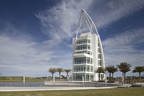 GWWO signe à Port Canaveral une tour présentant une façade revêtue de peinture iridescente
