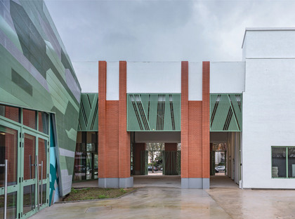 Béton préfabriqué et façade en aluminium micro-perforé pour un projet de réhabilitation-extension  
