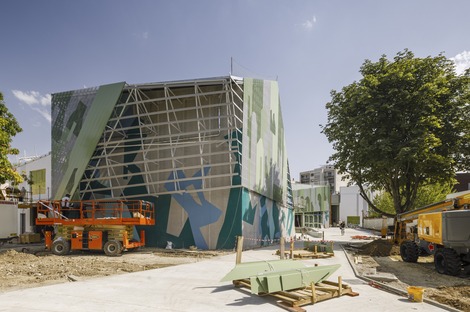 Béton préfabriqué et façade en aluminium micro-perforé pour un projet de réhabilitation-extension  
