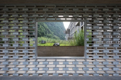 Vector Architects signe un bâtiment en béton et en briques de béton  
